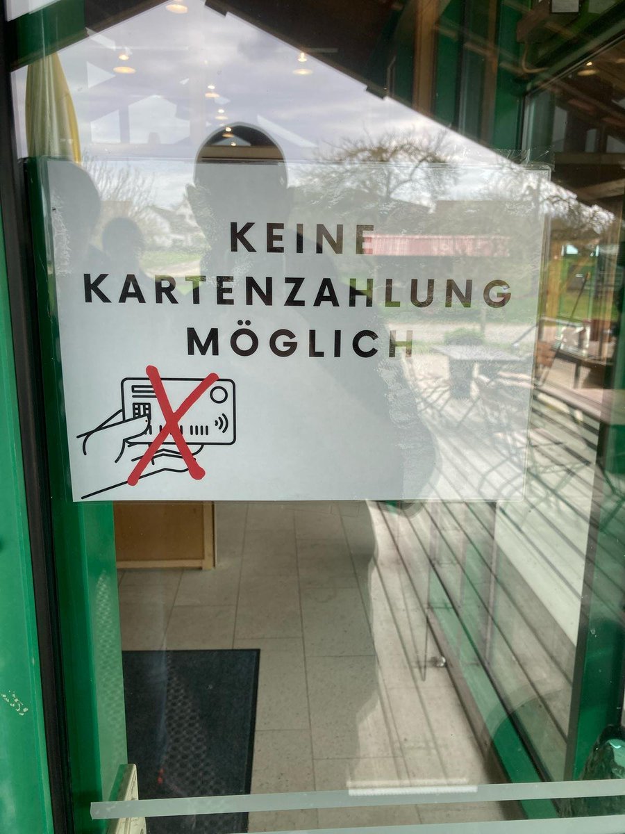 Per tutti quelli che prendono d'esempio la #Germania come campione di pagamenti con la #carta. Ecco un #ristorante in cui sono andato oggi a pochi passi da casa mia.

Traduzione:  non e' possibile pagare con la carta (solo #contanti)