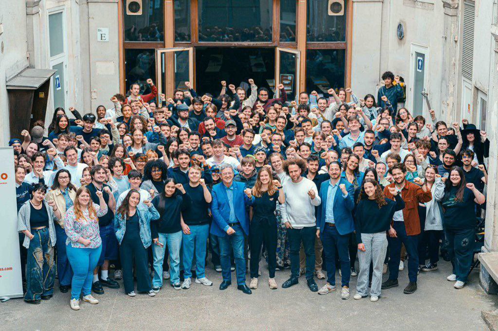 JFIAmiens80's tweet photo. Fin du séminaire des co animateurs des jeunes insoumis ! 

Des centaines de jeunes venus de toute la France, rassemblés pour préparer les combats à venir.

Nous sommes prêts ! 🔥 https://t.co/Wksy9ViwSF