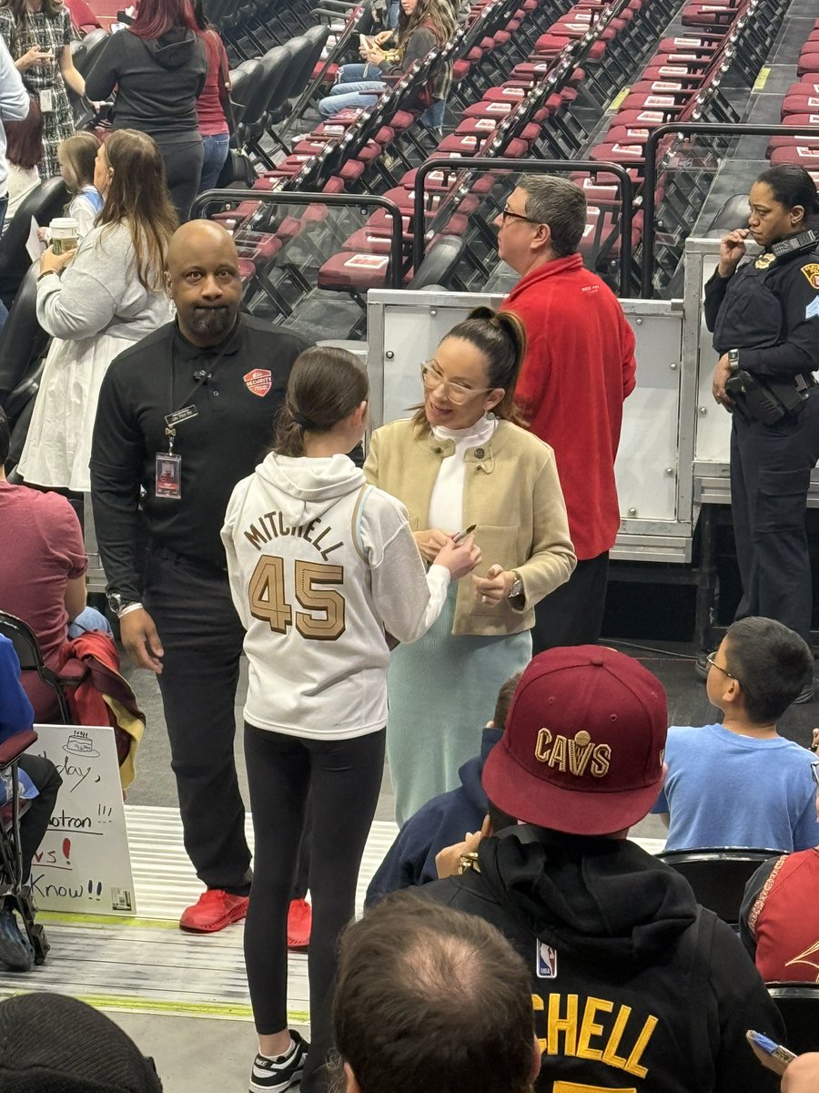 eric_olsavsky's tweet photo. Thnx @SerenaWinters!  You made her day! #LetEmKnow #WomenInSports #WorkInSports https://t.co/FRWcBNArLy