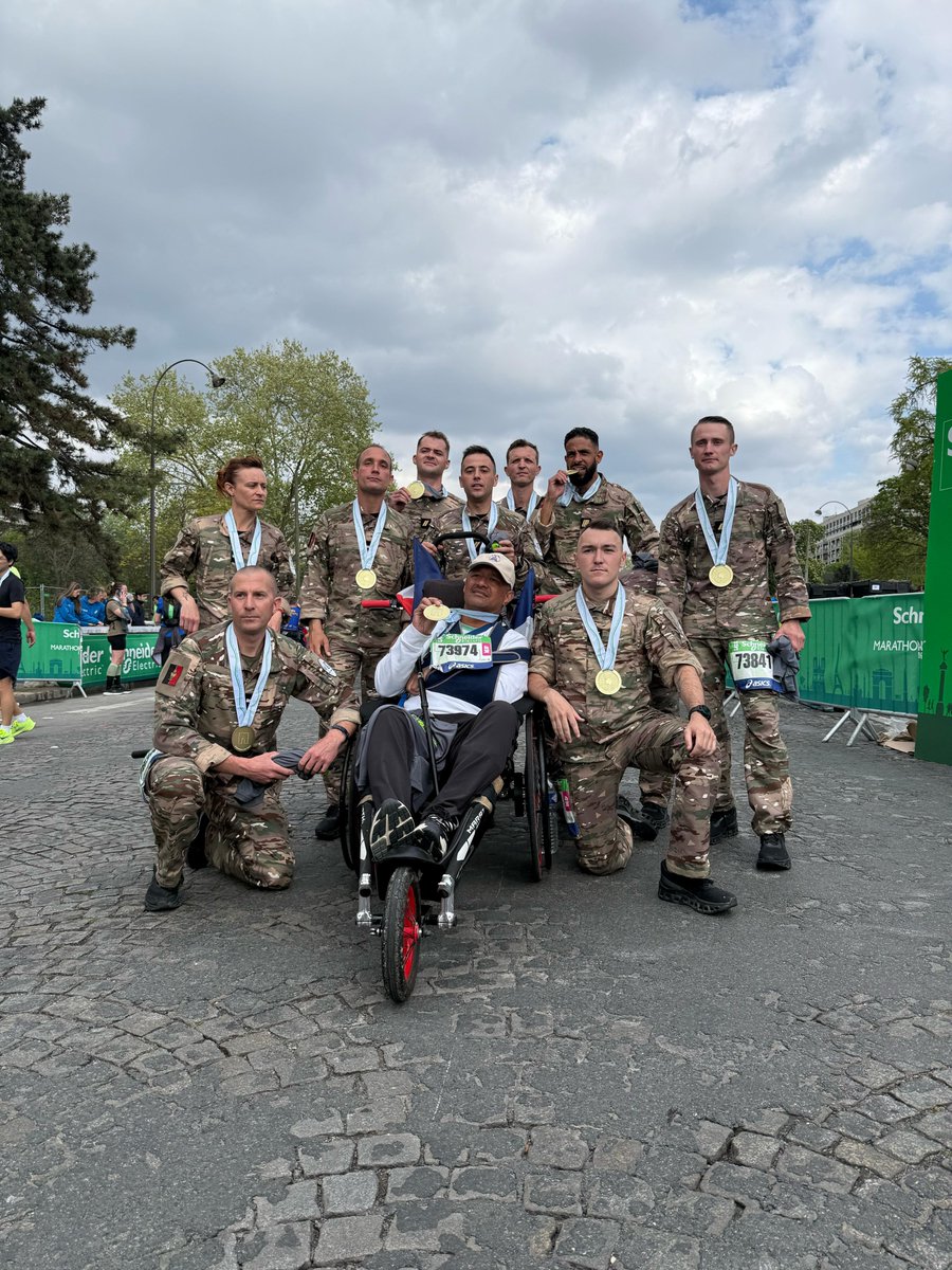 Armée de Terre (@armeedeterre) on Twitter photo ILS L'ONT FAIT 🏃♀️👨🦽🏃♂️
Les sapeurs du <a href="/RG_19e/">19e Régiment du Génie</a> en tenue de guerriers, ont terminé le #MarathonDeParis en 4h47, aux côtés de leur frère d'armes blessé.
Sur la ligne d'arrivée, la médaille du courage, de la solidarité et de la résilience.
MERCI !
#AvecNosBlessés #FiersDeNosSoldats ILS L'ONT FAIT 🏃♀️👨🦽🏃♂️
Les sapeurs du <a href="/RG_19e/">19e Régiment du Génie</a> en tenue de guerriers, ont terminé le #MarathonDeParis en 4h47, aux côtés de leur frère d'armes blessé.
Sur la ligne d'arrivée, la médaille du courage, de la solidarité et de la résilience.
MERCI !
#AvecNosBlessés #FiersDeNosSoldats