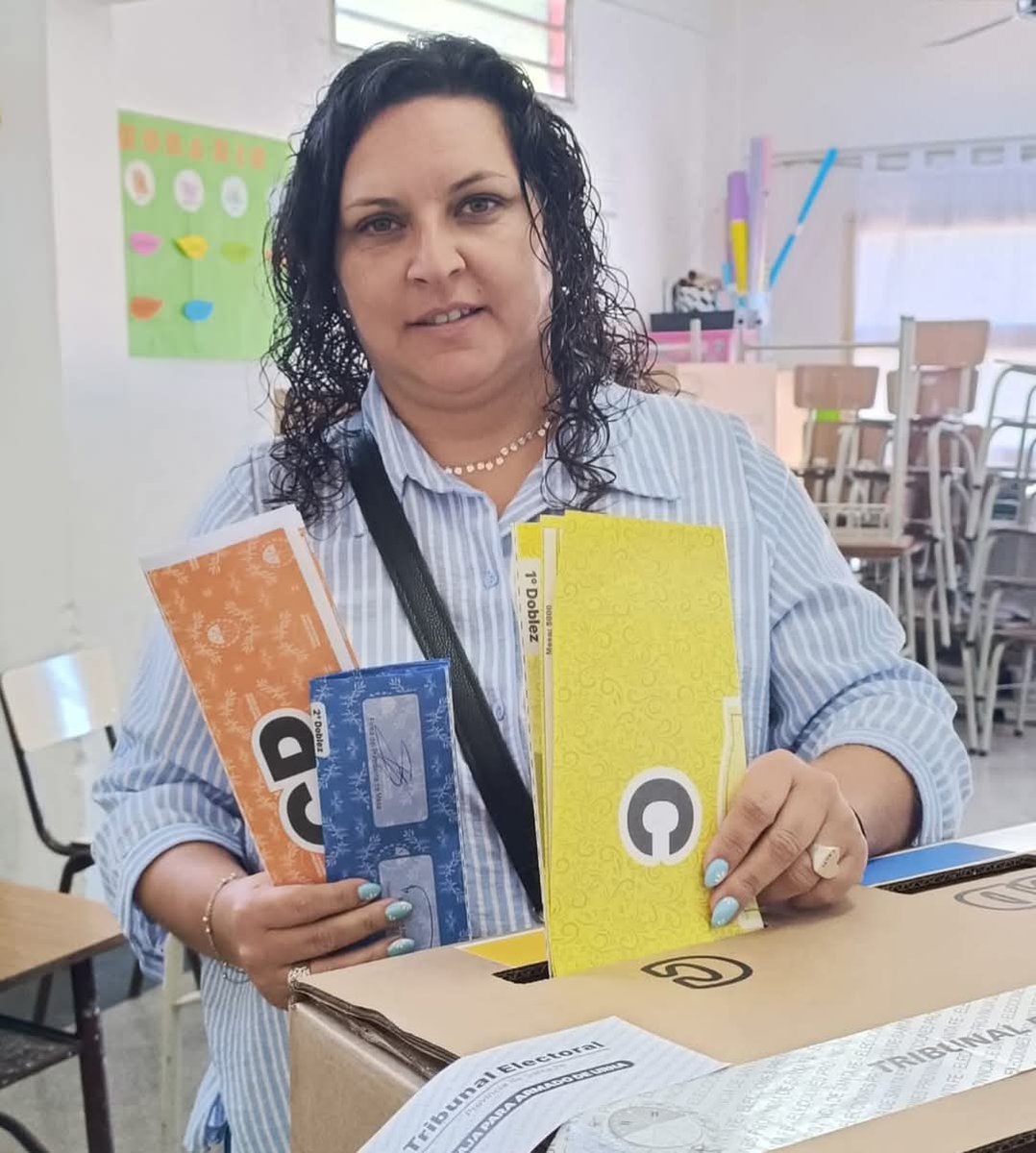 SilvanaTeisa's tweet photo. Cumpliendo con el deber cívico y defendiendo nuestro derecho a votar en democracia. Lo hago con alegría y con la convicción de que, si #Activamos y #EsAhora, podemos tener una #Rosario más justa, donde la ciudad incluya a todos y todas, con la mirada puesta en los barrios. https://t.co/Qok5Q0OQMX