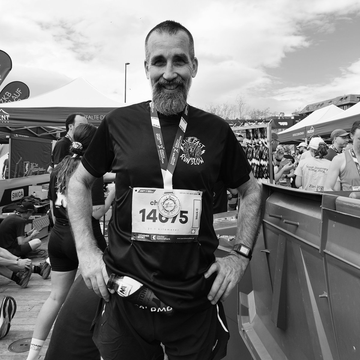 zureich37's tweet photo. First half marathon done ✅🏃.
I absolutely enjoyed every minute of it 🤩 ... still buzzing now!
1h44m42s ... Boom 💥
#running #runchat #marathontraining
#firsthalfmarathon #loverunning https://t.co/jrPMLOEr0w