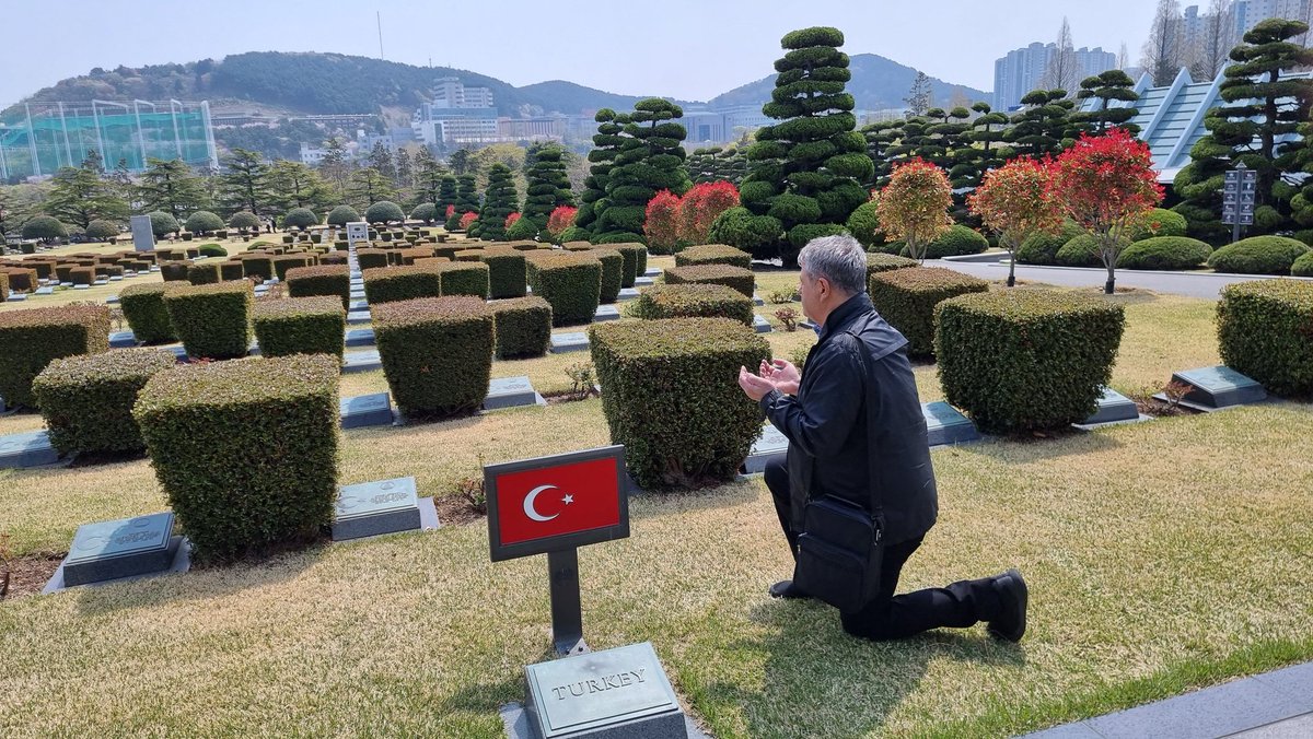 Türk tarihi ile ilgili araştırmalar için Güney Kore'ye gittik. Türk şehitliğini ziyaret ettik. Bilgi verirken şehit sayısını yaklaşık dediğimizden pek çok çirkin yorum yapılmış. Verdiğim her bilgiye dikkat ediyorum. Şehit, yaralı, kayıp sayısını kimse bilmiyor ki.Azcık araştırın.