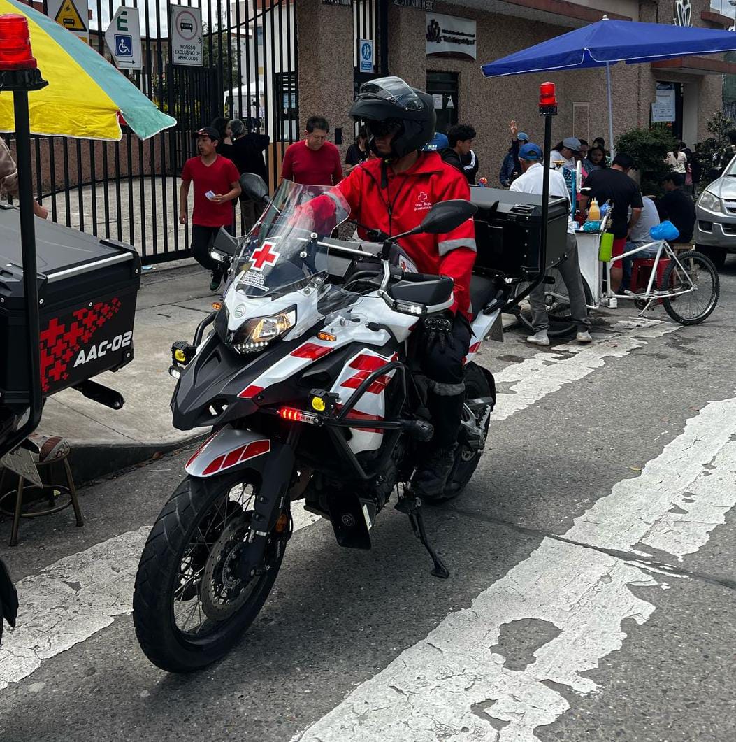 #ATENCIÓN || Vehículos de Asistencia y Apoyo comunitario de la <a href="/CRUZROJAZUAY/">CRUZ ROJA DEL AZUAY</a> asistieron a una mujer de 37 años, que  presentó lipotimia y colapso emocional, tras ser notificada de una sanción en el recinto electoral de la Unidad Educativa Herlinda Toral.