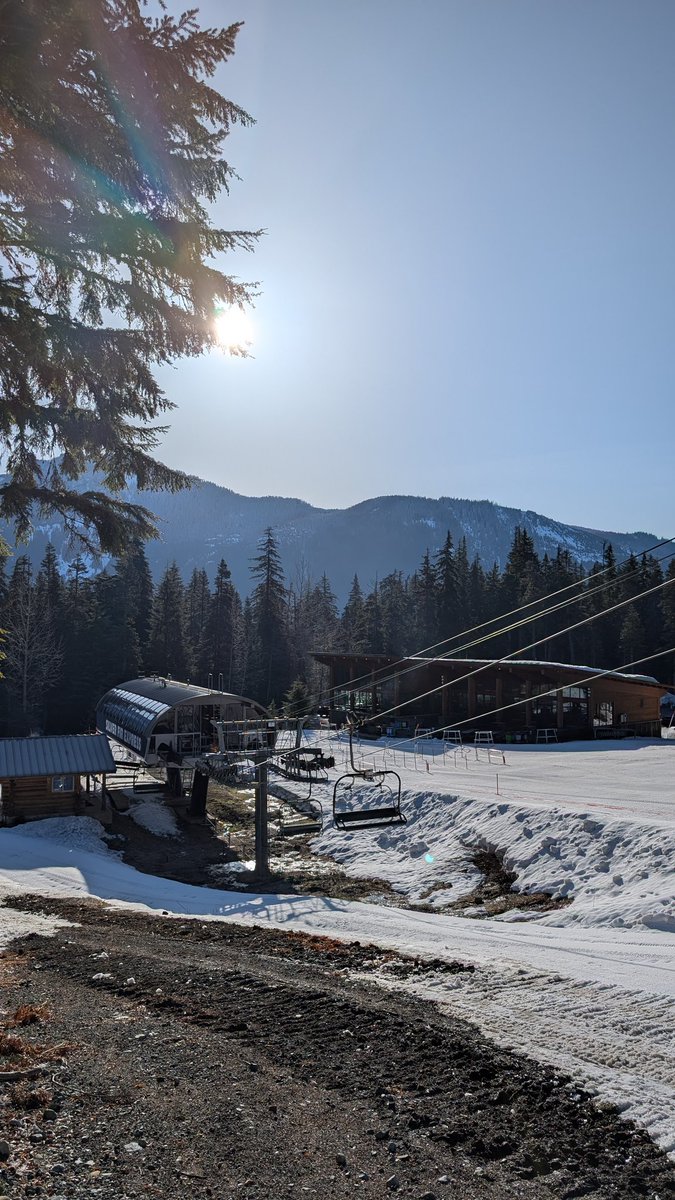 SummitSnow411's tweet image. The weather couldn't be better for closing day at Silver Fir and Summit Central. Enjoy 🌞
It's not over yet though! We're pivoting to Summit West to keep the season alive through next weekend.