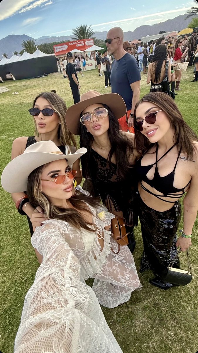Perrisimxsnorte's tweet image. 🐩🩵Karime Pindter!! Daniella Duran, Paula y Yulbert Zambrano en COACHELLA2025 #Revolve #Revolvefestival #KarimePindterㅤㅤ