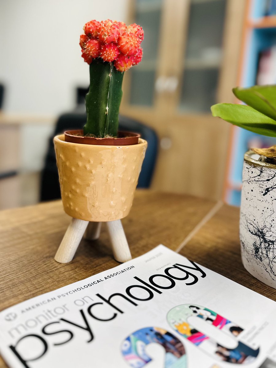 Hayatımda ilham veren insanların varlığına şükrederek... Şubat’tan beri köşede bekleyen APA Monitor’ü nihayet açtım. Zihnim 2018’e, APA Travma Bölümü’nden aldığım ödüle ve o zamanların düşüncelerine kayıyor. İçimde merak ve derin bir minnet var. 🌿🌀✨