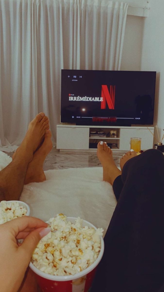 Escoger una película para ver en Netflix es una tortura, y más los domingos. 

Pero tranquilos, yo les voy a dejar 6 películas de Thrillers Psicológicos para que escojan una para ver hoy

🧵🧵🧵