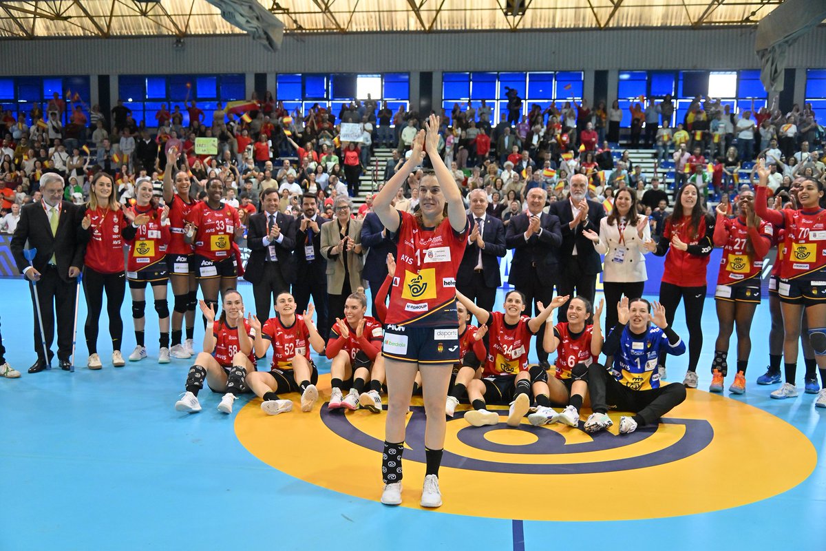 RFEBalonmano (@rfebalonmano) on Twitter photo 🥹 ¡Qué bonito ha sido ver a <a href="/gb_jenni/">Jennifer Gutiérrez</a> jugar en su casa y rodeada de su gente!
🙌🏼 Capitana en el pabellón que le vio crecer y, sobre todo, que le ha visto clasificarse para el Campeonato del Mundo 2025. ¡Gracias por todo!
#️⃣ #ObjetivoMundial #Balonmano 🥹 ¡Qué bonito ha sido ver a <a href="/gb_jenni/">Jennifer Gutiérrez</a> jugar en su casa y rodeada de su gente!
🙌🏼 Capitana en el pabellón que le vio crecer y, sobre todo, que le ha visto clasificarse para el Campeonato del Mundo 2025. ¡Gracias por todo!
#️⃣ #ObjetivoMundial #Balonmano