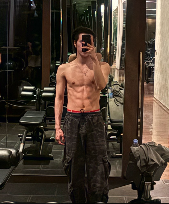 AboutMusicYT's tweet photo. WayV's Hendery shares a new photo. https://t.co/SBUMsI7a8x