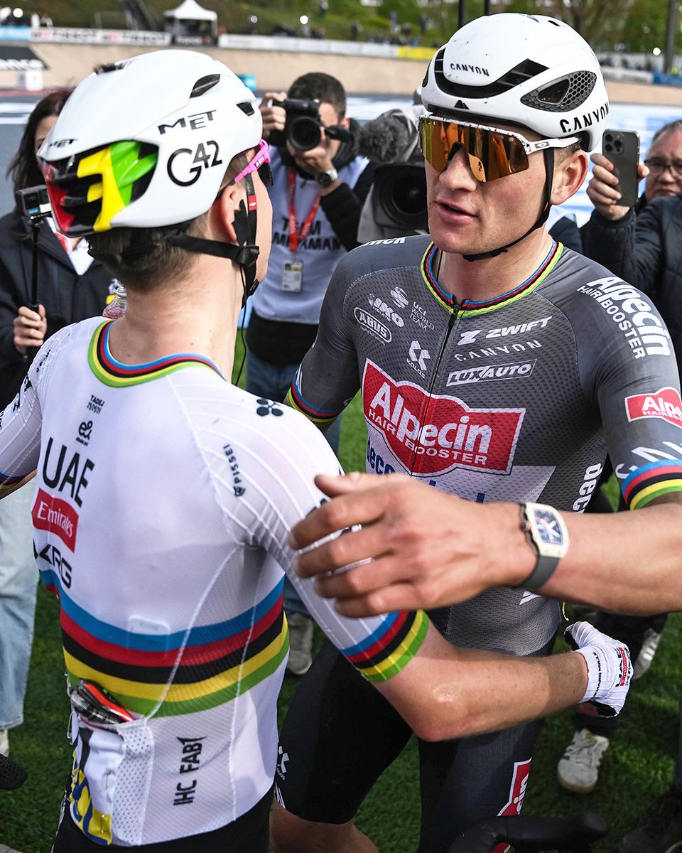 Another epic battle between these two 🤗

Mathieu Van der Poel and Tadej Pogačar played out another thrilling battle at Paris-Roubaix, with Van der Poel prevailing to claim his third consecutive win at the Hell of the North.

📸 Sprint Cycling
______
🇫🇷 #ParisRoubaix