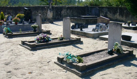 ComradeMarg's tweet image. It&apos;s @ARAScot #ArchiveTechnology 4/13 and a search  finally resulted in an elusive photo of three WI grave marker photos in a remote WWI cemetery.