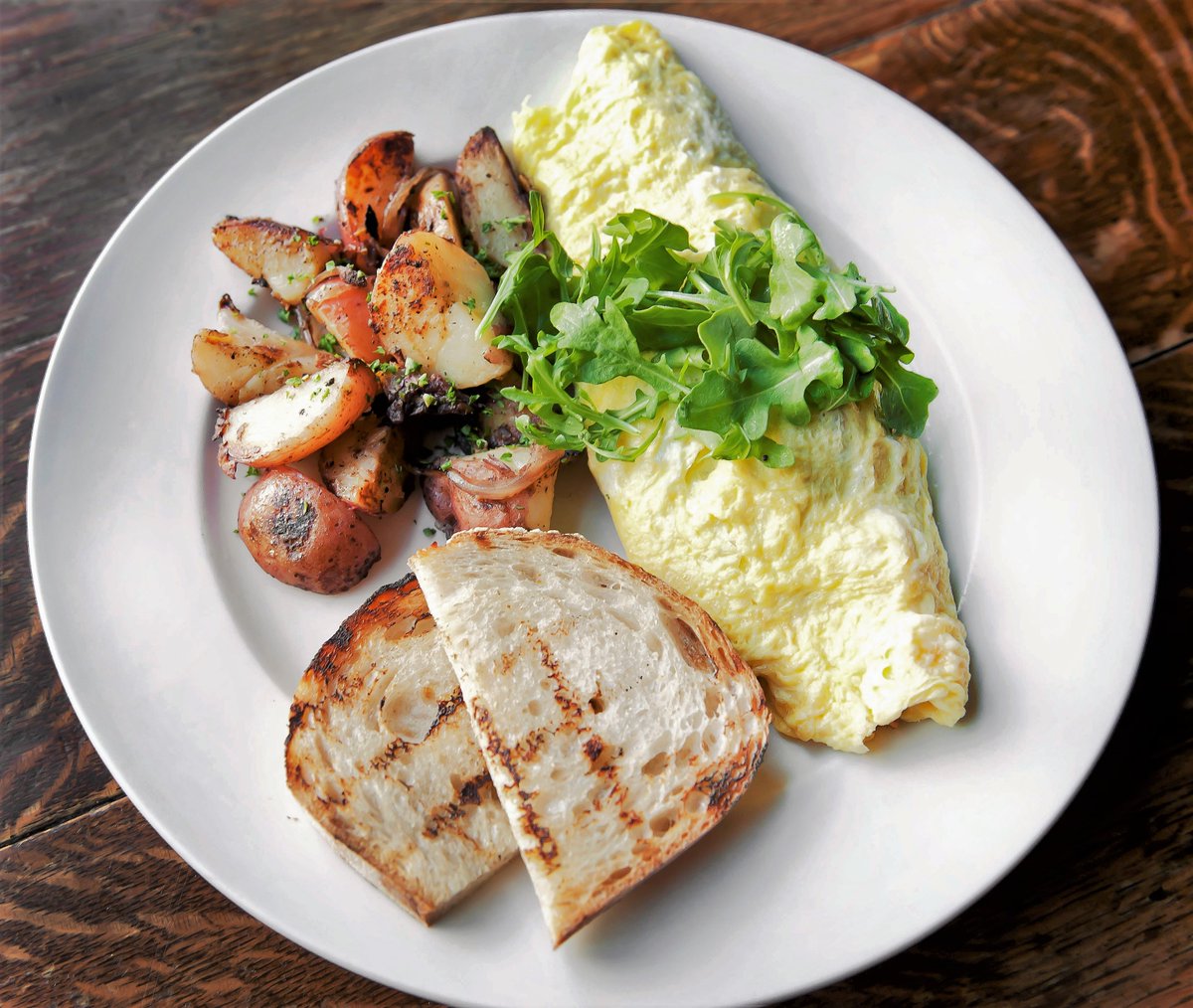 tumanstap's tweet image. #Brunch is on until 2P! We've got a lineup of omelets, breakfast sandos, French toast. and more + our amazing #BloodyMarys, with Wheatley house-infused jalapeño vodka and housemade mary mix. Cheers to #SundayFunday!  (pic: T Bell) #chicagobrunch #brunchchicago #chicagobars