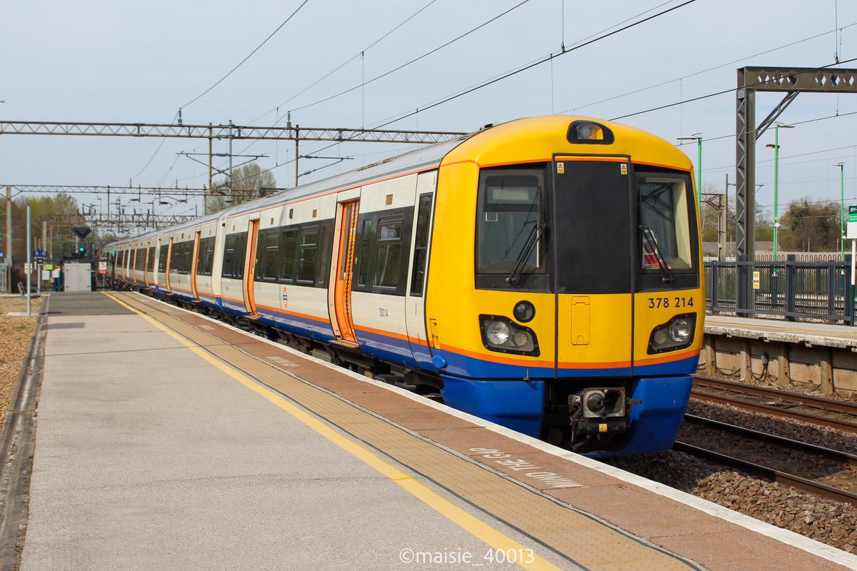 maisie_40013's tweet image. 37510 dragging 378214 past Northampton working 5Q36 New Cross Gate C.S.D to Widnes Transport Tech. 12/04/2025 #class37 #railoperationsgroup #class378 #londonoverground #northampton