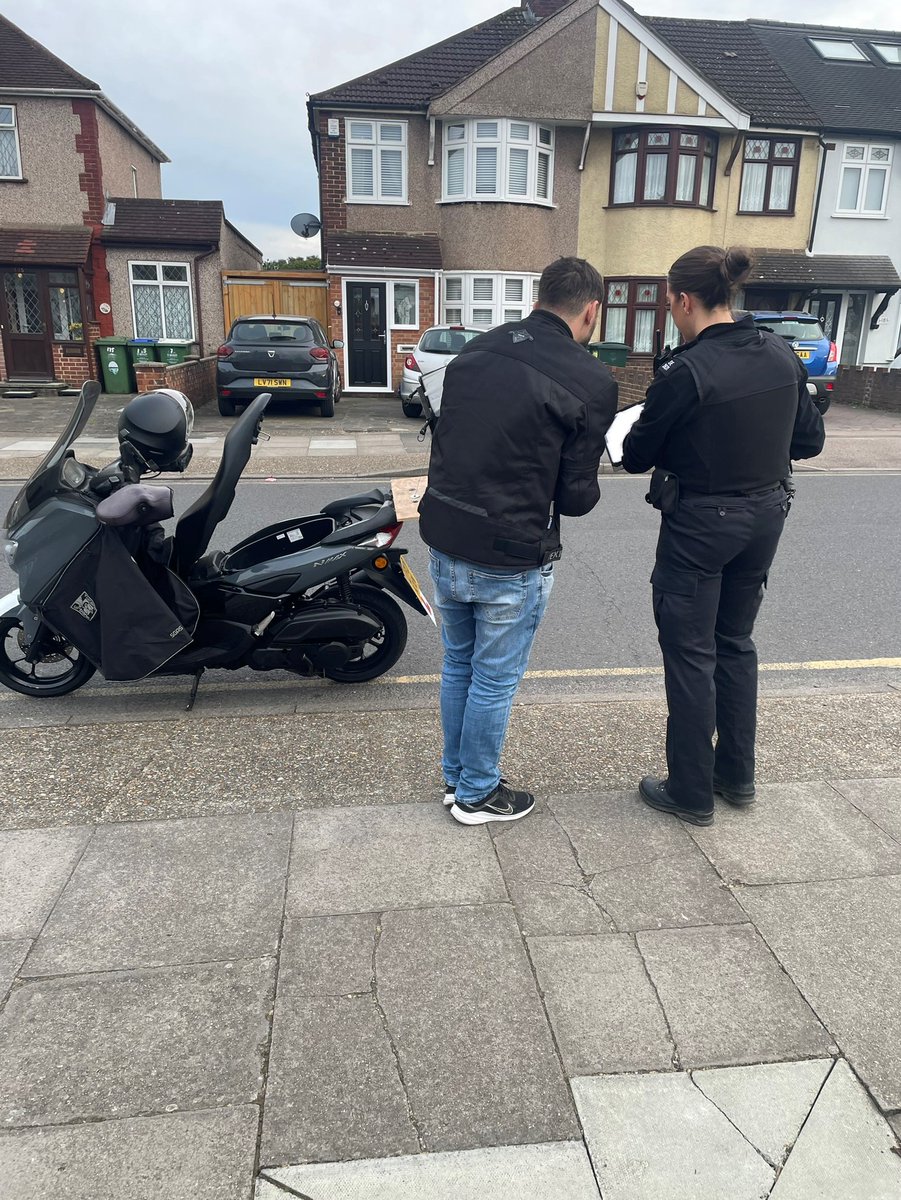 MPSWelling's tweet image. 🚨Take him away boys🚔
A delivery driver was stopped due to erratic driving, checks showed him to have no licence, no insurance &amp;amp; in breach of his visa. The vehicle was seized &amp;amp; the male arrested.
Sorry, due to low resources we were unable to deliver the food on this occasion 🤦‍♂️