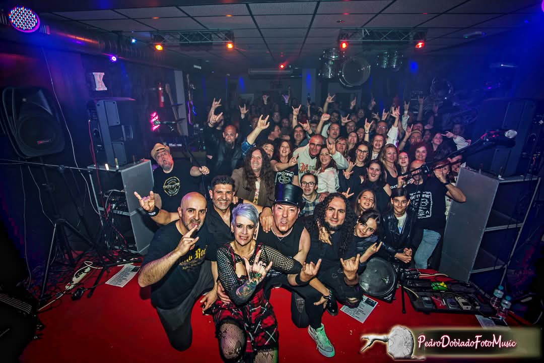 ❤️No podemos expresar con palabras la noche que vivimos ayer en Puertollano. Volvimos a casa con nueva formación, y la respuesta no pudo ser más espectacular. Mil gracias de corazón a todos los que ayer llenasteis  la  KRATER ROCK CITY, nos hicisteis las hostia de felices.