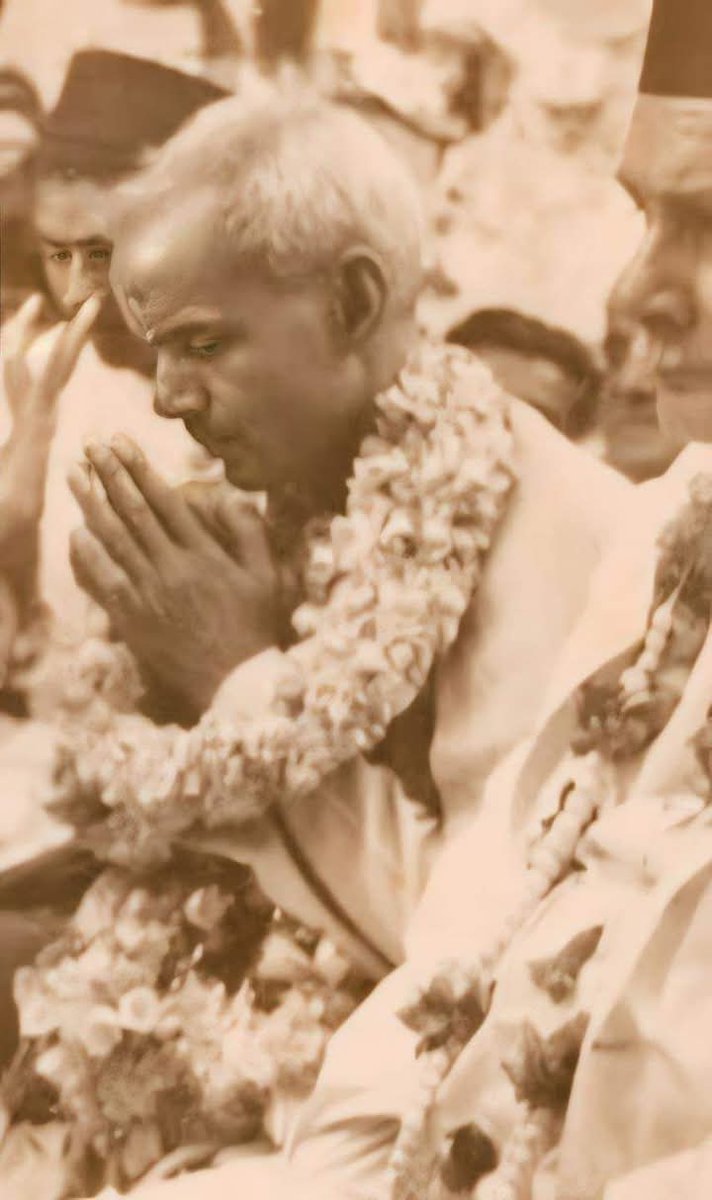 "दूसरों की सफलता को जब हम स्वीकार नहीं करते तब वह ईर्ष्या बन जाती है और जब दूसरों की सफलता और प्रतिभा को हम स्वीकार कर लेते हैं तब वह प्रेरणा बन जाती है और हमें ऊंचा उठने में मदद करती है।"
"अपना सुधार संसार की सबसे बड़ी सेवा है।"
#We_Are_Gaytri_Parivar