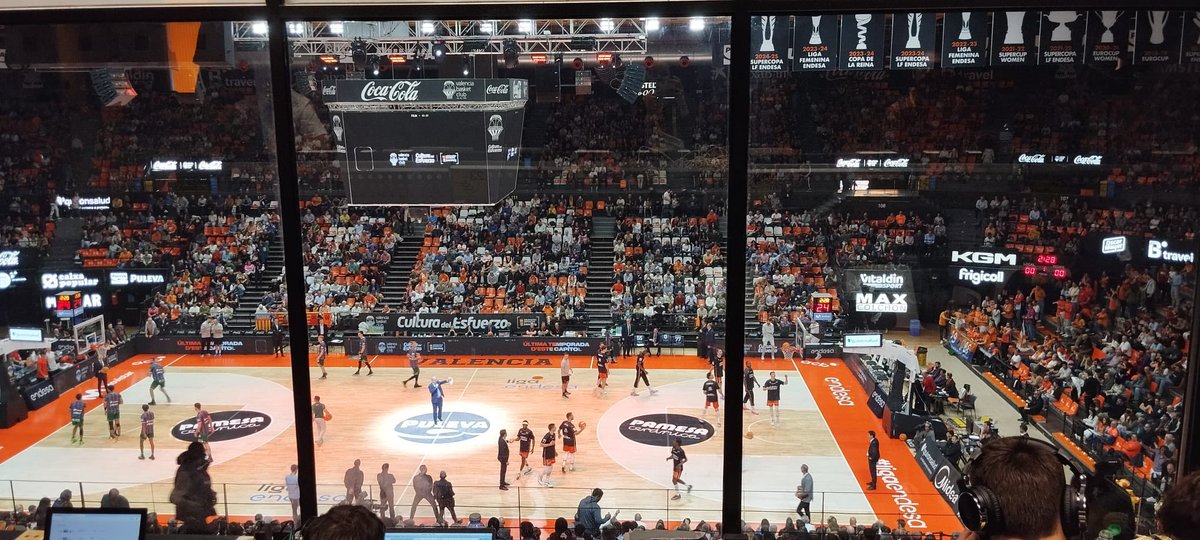 BasketPasionbp's tweet image. 🏟️🏀Presentes en La Fonteta disfrutando de un auténtico partidazo para cerrar la jornada de #LigaEndesa. 

⌚️De momento, casi al final del 1ºC:

🟠@ValenciaBasket 22
🟢🟣@UnicajaCB 11

📸Anna Reig. 

#ConectaConTuPasion #SentimentTaronja @ACBCOM
