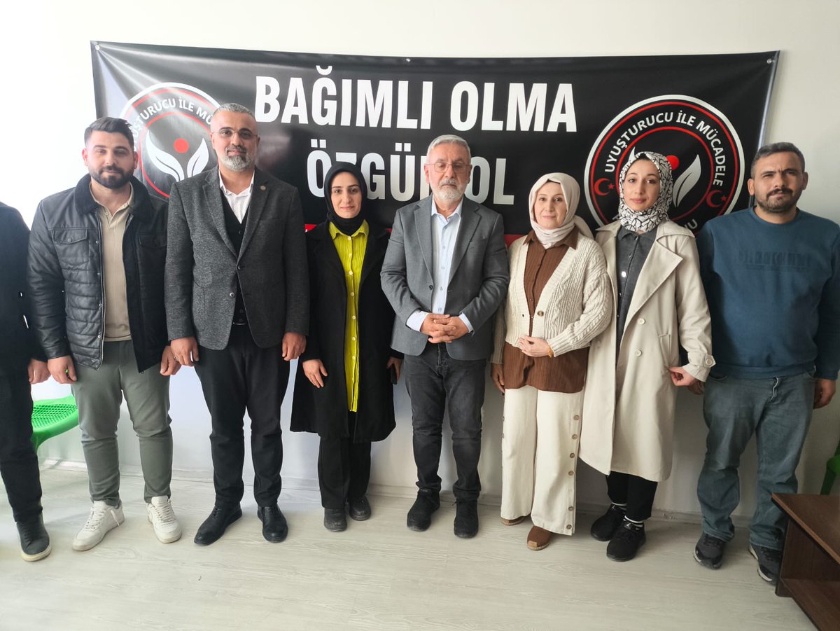 Eski milletvekili ve DEM-BİR Genel Başkanı Mehmet Metiner, Kahta DEM-BİR Temsilcisi Yusuf Aslan ile birlikte, Federasyon İlçe Temsilciliğimizi ziyaret etti. Nazik ziyaretleri için Sayın Metiner’e ve DEM-BİR üyelerine teşekkür ederiz.
#uyuşturucuilemücadeledekararlıyız