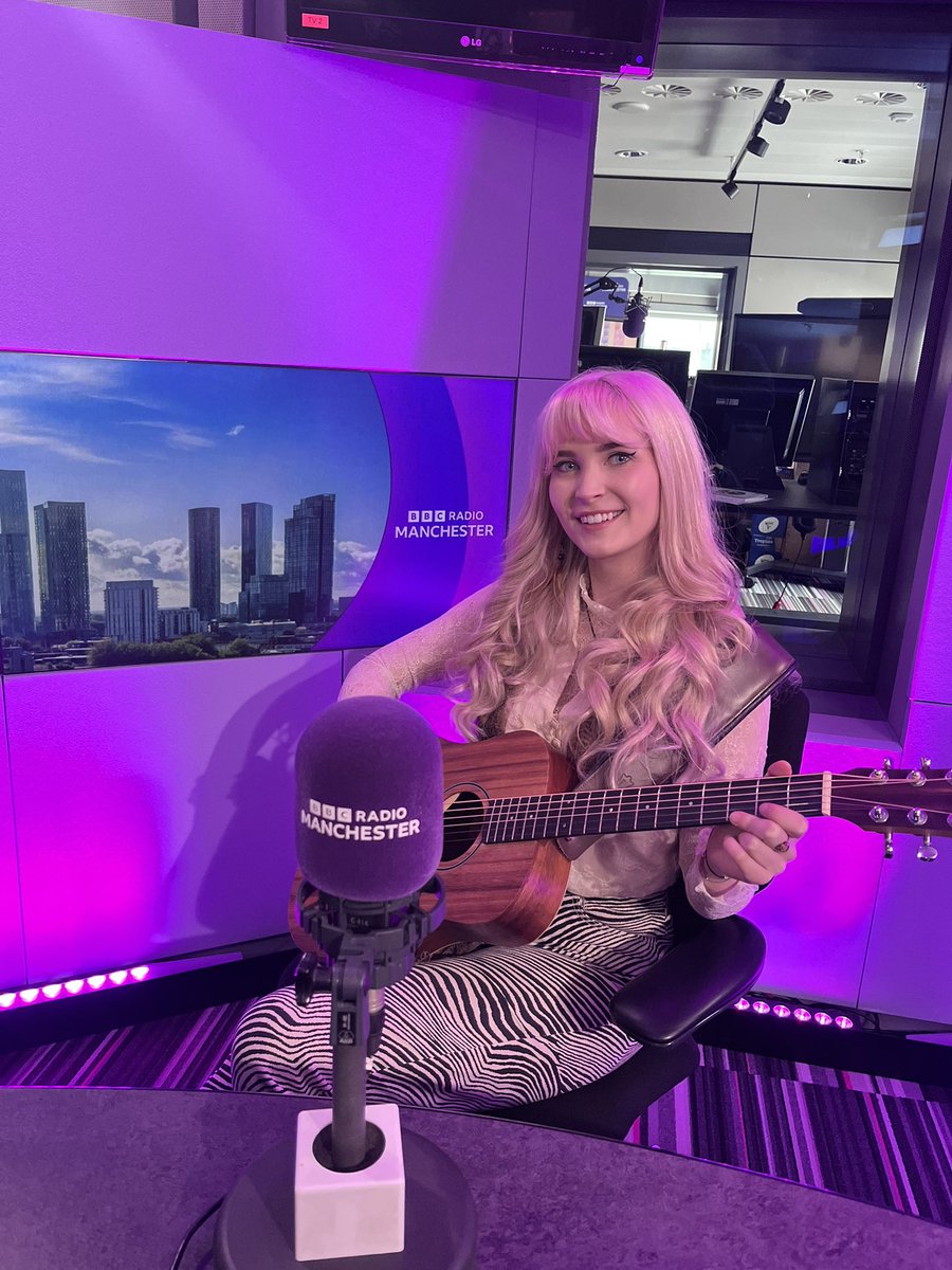 juneholland_'s tweet image. Had an AMAZING time on @BBCRadioManc this morning with @JMtwittor 😁🙌

If you missed it you can listen back to our chat and my live performance on @BBCSounds by following the link below about 3hrs 23mins into the show! 📻

bbc.co.uk/sounds/play/p0…

#bbcmanchester #radiointerview