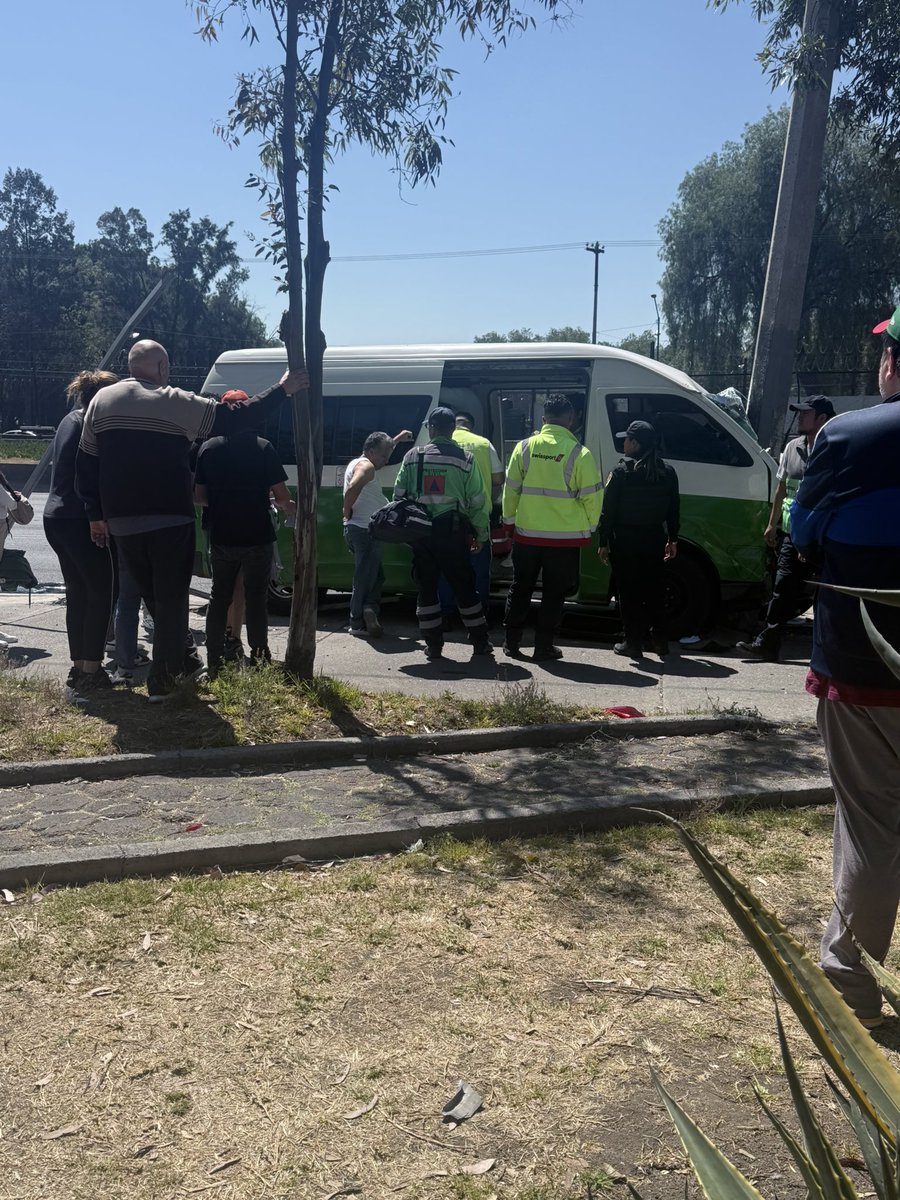 EstvzLu's tweet photo. Accidente en av Oceanía a la altura de la av Loreto Favela 

Unidad de transporte público chico a un auto particular 

Ya hay servicios de emergencia 
#accidente @GobCDMX https://t.co/JAapGl8SMN