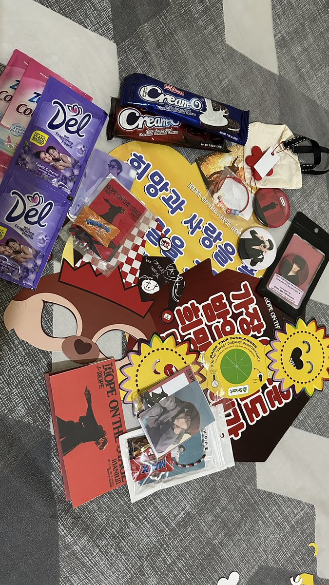 jam_DelM's tweet image. Team labas with all the freebees. Thank you very much!! @army_cavite @CAAMPBangtan @iamkookie_apple @lyned95 @mich_hjkk and others that can’t be tagged.  Sawi man sa tix, full naman ang heart vibing with ARMYs. 💜💜💜