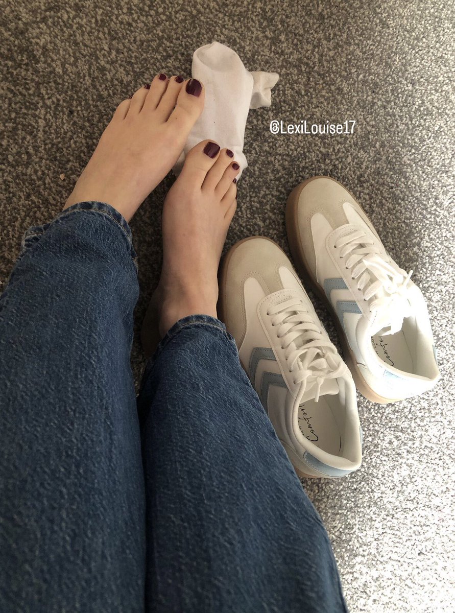 It’s been a while, so here’s a glimpse of my feet 👣😉 

#smellysocks #smellyfeet #stinkyfeet #longtoes #prettytoes #sexytoes #pedi #pedicure #barefoot #footlover #footslave #footworship #footfetish #toefetish #toeworship #findomdrain #findom #paypig