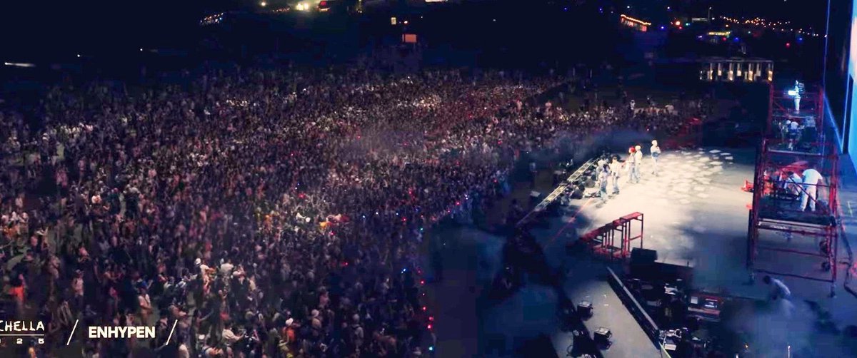 enhaonly01's tweet photo. Stop making assumptions when u weren’t there. Most sets at the very beginning isn’t full bc people are going from one stage to another.  When Enha first started, Charlie XCX had just finished and ppl were still walk to Sahara. They filled up quick tho, and this is what it actually looks like in person.