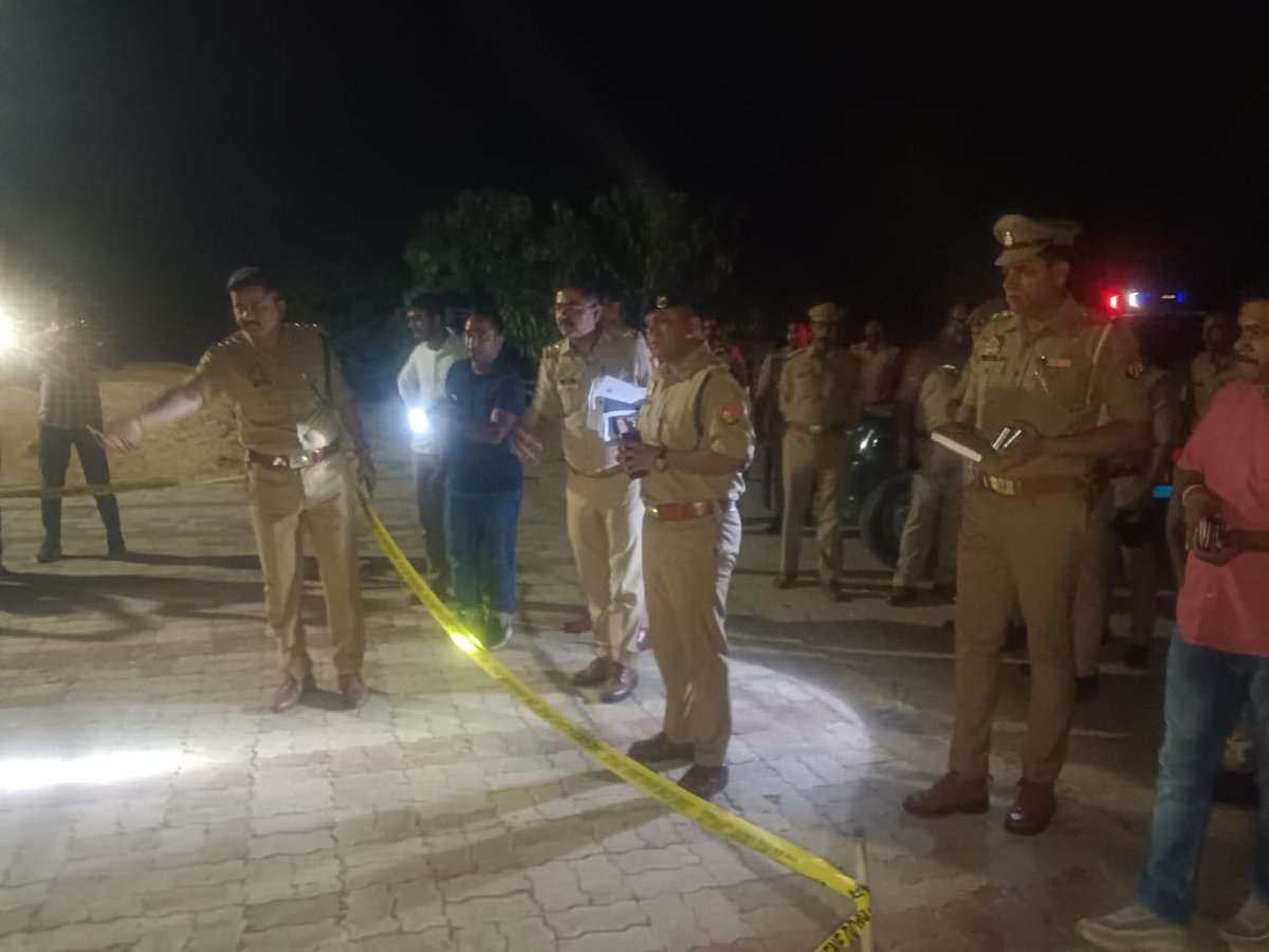 सुल्तानपुर। पारिवारिक विवाद में बेटे ने पिता व भाई को घर में घुसकर मारी गोली, पिता काशीराम व भाई सत्य प्रकाश की मौत, कूरेभार के जूड़ापट्टी शहरी गांव का मामला। <a href="/Uppolice/">UP POLICE</a> <a href="/sultanpurpolice/">SULTANPUR POLICE</a> <a href="/adgzonelucknow/">ADG Zone Lucknow</a> <a href="/dgpup/">DGP UP</a> <a href="/AU_UPNews/">Amar Ujala Uttar Pradesh</a> <a href="/AmarUjalaNews/">Amar Ujala</a>