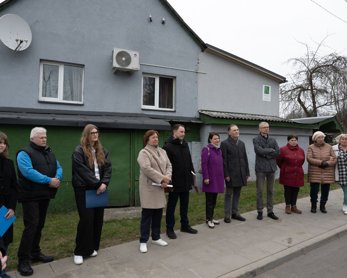 W Wilnie, w Kolonii Wileńskiej, na domu, w którym mieszkał Tadeusz #Konwicki - prozaik, scenarzysta i reżyser - w niedzielę odsłonięto poświęconą mu tablicę pamiątkową.

Fot. Waldemar Dowejko