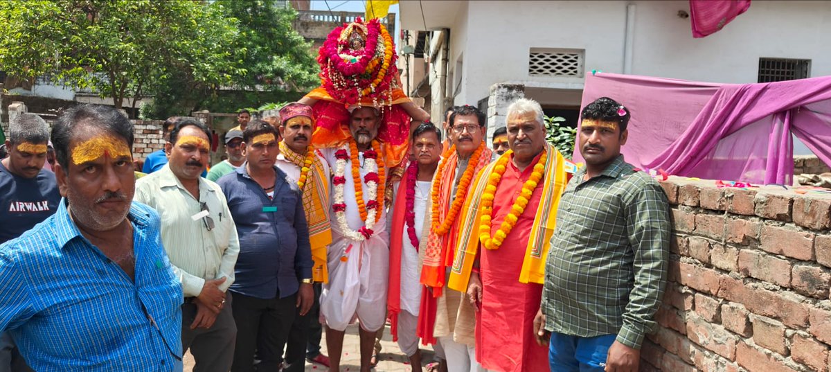 newstrackmedia's tweet photo. Varanasi News: मां शीतला की भव्य शोभायात्रा धूमधाम से निकली
#VaranasiNews #MaaSitla #ShobhaYatra
-सिकरौल गांव में हर वर्ष की भांति इस वर्ष भी शीतला माता मंदिर से भव्य झंडा जुलूस रविवार को निकाला गया।
-यह भव्य शोभा यात्रा सिकरौल गाँव से प्रारंभ होकर अदलपुरा, मीरजापुर के लिए रवाना हुई।
-इस धार्मिक यात्रा में सैकड़ों की संख्या में दूर-दराज़ से आये श्रद्धालु भक्तिभाव से सम्मिलित हुए।
शोभा यात्रा की शुरुआत कलश यात्रा से हुई, इसमें प्रमुख रूप से हिन्दू वाहिनी के जिला अध्यक्ष एवं विकास प्राधिकरण के मानद सदस्य भोला सिंह और प्रमुख समाजसेवी डॉ एस एस गांगुली, प्रभु दास , भरत तिवारी, डॉ सुनील कुमार आदि चल रहे थे।
-महिलाएं पारंपरिक परिधानों में सिर पर कलश लेकर माता शीतला के जयकारों के साथ चल रही थीं।
रिपोर्ट- अजीत पांडेय, वाराणसी