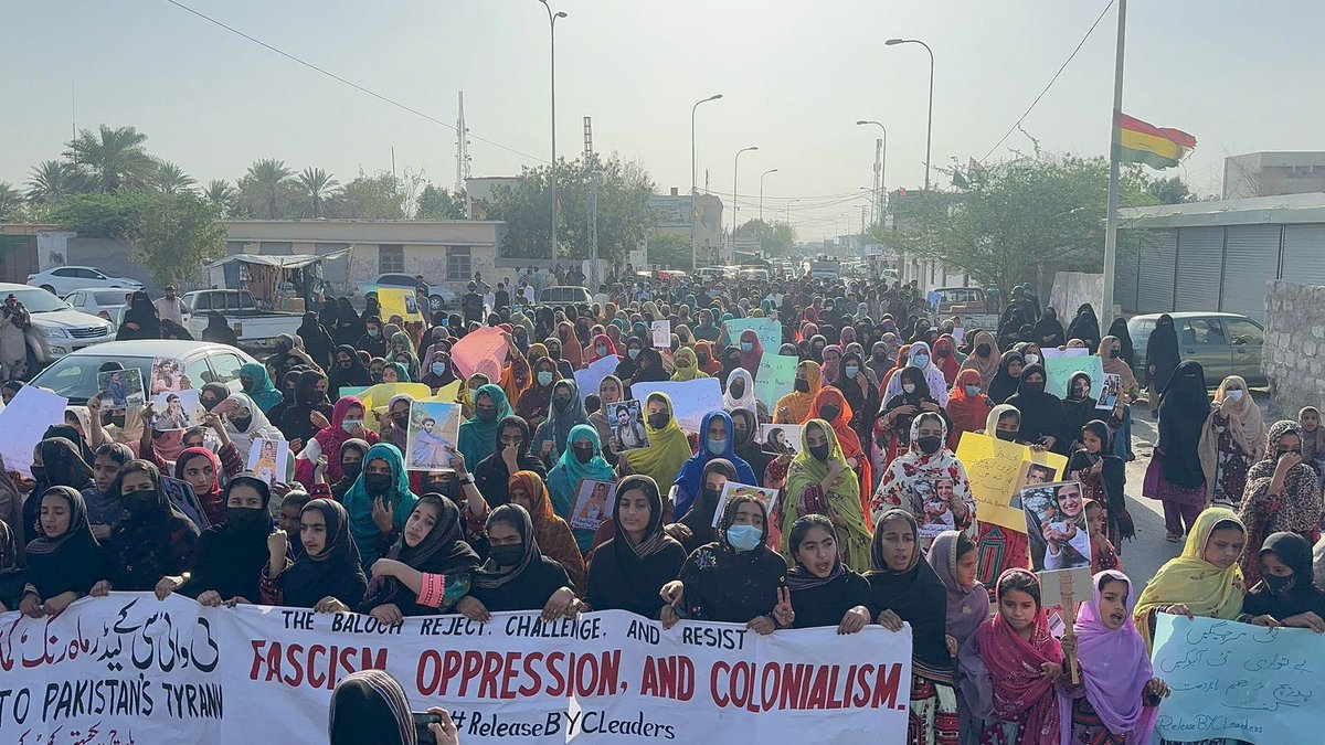 BYCKech's tweet photo. کیچ: بلوچ یکجہتی کمیٹی ءِ آرگنائیزر ڈاکٹر ماہ رنگ، مرکزی رھشون کماش سبکت اللہ بیبگر بلوچ بیبو بلوچ، گلزادی بلوچ، ءُ سنگت چیف سفر ءِ زورانسری دزگیری ءِ بگیری ءَ مرچی 13 اپریل ساھت بیگاہ ءِ 4 بجا شھید فدا چار راہ ء�� چہ بی وائی سی کیچ ھنکین ءِ نیمگ ءَ چہ یک زھرشانی روانکے کشگ بوتگ۔ https://t.co/IYg4p0qXnq