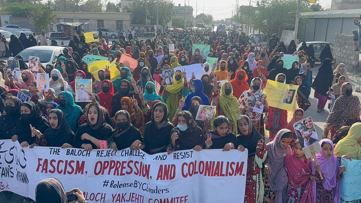 BYCKech's tweet photo. کیچ: بلوچ یکجہتی کمیٹی ءِ آرگنائیزر ڈاکٹر ماہ رنگ، مرکزی رھشون کماش سبکت اللہ بیبگر بلوچ بیبو بلوچ، گلزادی بلوچ، ءُ سنگت چیف سفر ءِ زورانسری دزگیری ءِ بگیری ءَ مرچی 13 اپریل ساھت بیگاہ ءِ 4 بجا شھید فدا چار راہ ء�� چہ بی وائی سی کیچ ھنکین ءِ نیمگ ءَ چہ یک زھرشانی روانکے کشگ بوتگ۔ https://t.co/IYg4p0qXnq