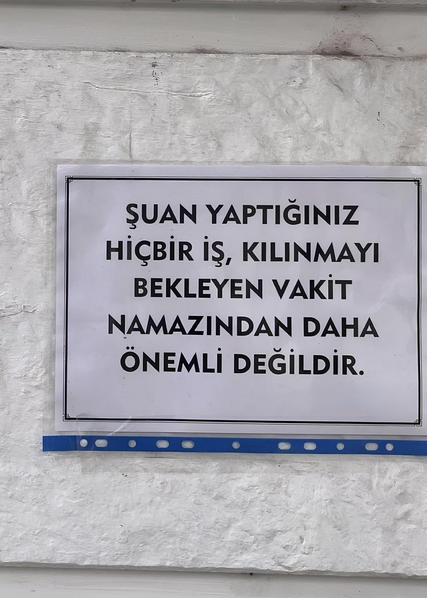 Camide asılı olan bir yazı: