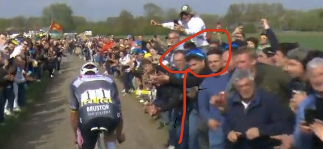 martijnengels's tweet photo. Blue cap #ParisRoubaix https://t.co/LsRCB0ILw5