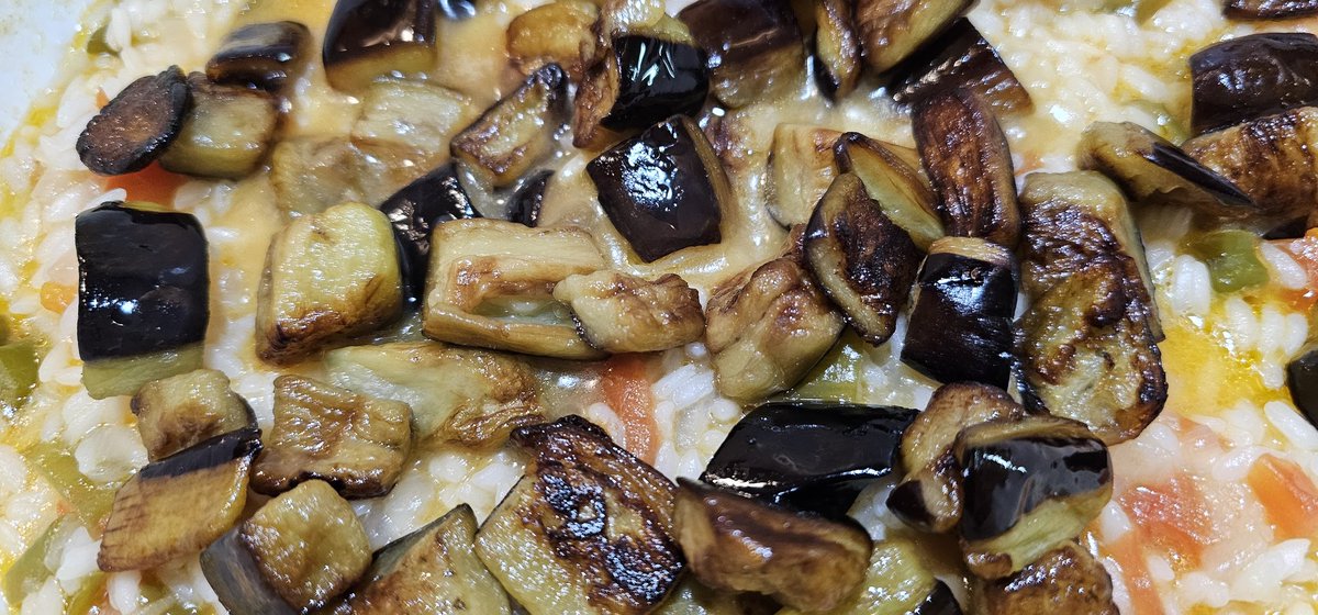 VegieDelicious's tweet photo. Patlıcanlı Pilav a fragrant Turkish rice dish with eggplant  fresh dill served at room temp for max flavour. First tasted in Istanbul, thanks to dear Günay Abla.
Pure summer joy!
Günay Abla’dan yadigâr, mis kokulu, dereotlu yaz pilavı. Ilık servis edilir. https://t.co/YJxKDKxXvQ
