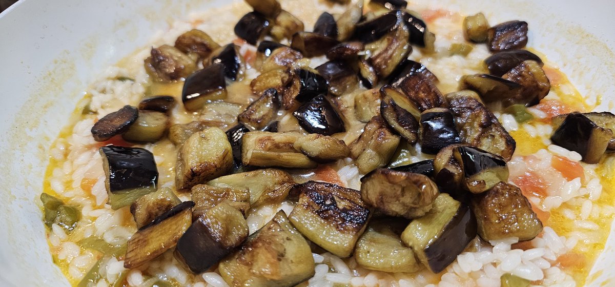 VegieDelicious's tweet photo. Patlıcanlı Pilav a fragrant Turkish rice dish with eggplant  fresh dill served at room temp for max flavour. First tasted in Istanbul, thanks to dear Günay Abla.
Pure summer joy!
Günay Abla’dan yadigâr, mis kokulu, dereotlu yaz pilavı. Ilık servis edilir. https://t.co/YJxKDKxXvQ