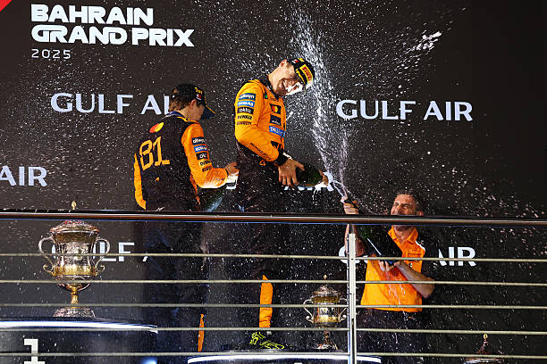 oscarsspiastree's tweet photo. PAPAYA ON THE PODIUM 🧡 https://t.co/ZIEspX86wm