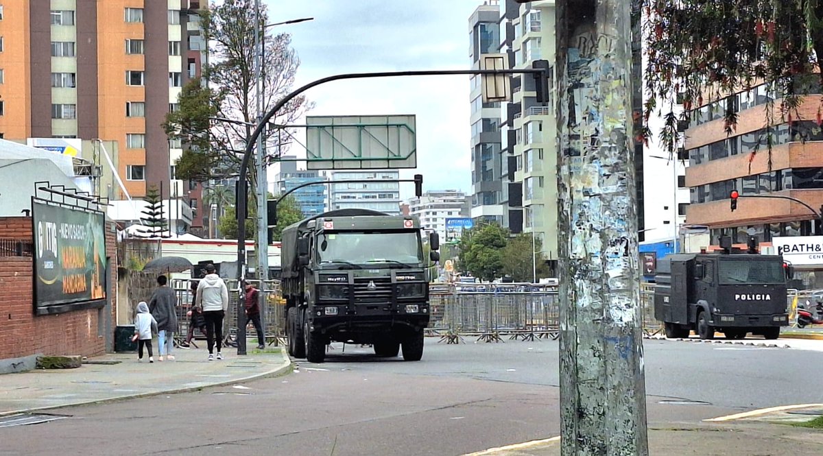 🚨 El Consejo Nacional Electoral parece una prisión.

Cercado. Aislado. Blindado como si temiera a su propio pueblo.

¿Quién encierra a quién cuando la democracia se protege con rejas? 🧱🚧

Esto no es normal. Esto no es una democracia sana.

Un país no avanza cuando hasta su