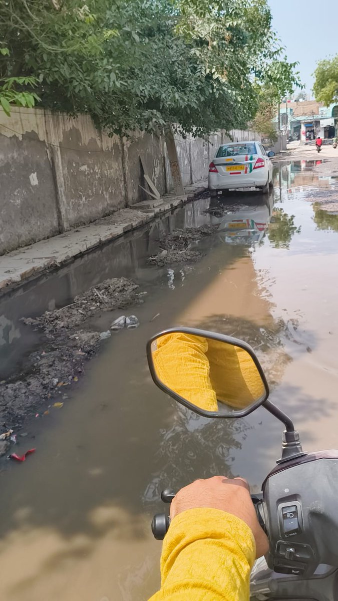 amitsri26's tweet photo. @myogiadityanath Sir,
Drain near Yadhu Public School, Noida 73 is overflowing and filthy water flooding on road. Repeated complaints to authorities, but no action yet. Situation is worsening. Urgent intervention needed.
@noida_authority  @CMOfficeUP  @dmgbnagar   @myogioffice https://t.co/iDc5Tm29xW