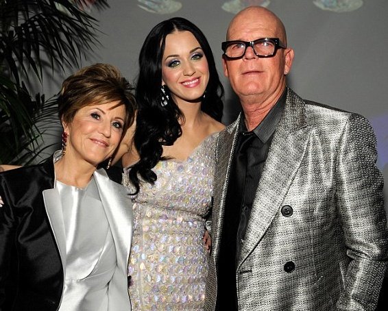 poponze's tweet photo. Katy Perry relembrou como, há 12 anos, seus pais, que são pastores, reagiram ao lançamento da música "I Kissed a Girl", que fala sobre o beijo entre duas garotas:

“Eu odeio essa música. Ela promove a homossexualidade e passa uma mensagem que considero vergonhosa. Katy sabe exatamente como nos sentimos. Somos muito francos, e ela sabe da decepção que causou. ”