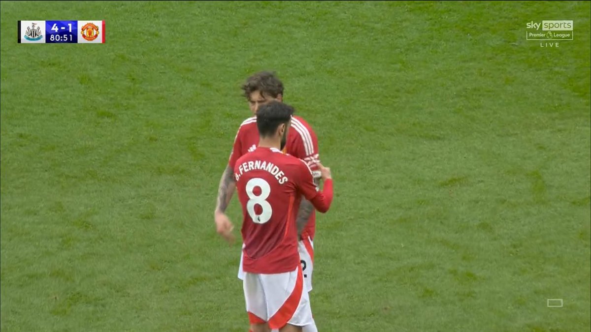 ZaidBalll's tweet photo. This picture represents everything that is wrong with Manchester United in 2025.

Victor Lindelof is captaining us. https://t.co/35udhwdFAR