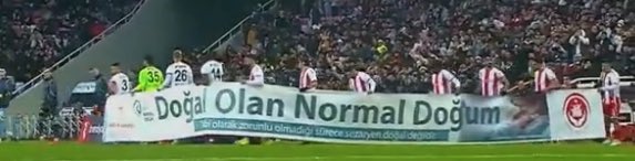 doguracagımız cocuğun nerden cıktığı top pesindeki errrrrrkeklere mi kaldı. rezalet. utanc kaynağı.