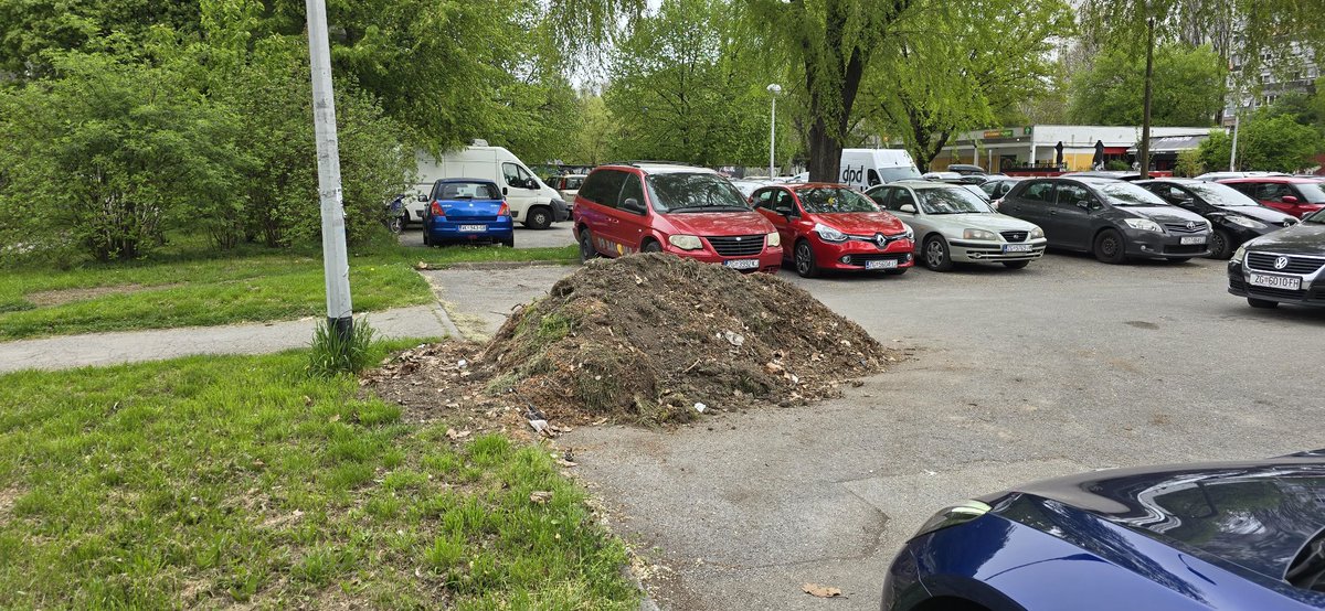 Već 5-6 dana u ZG ovako stoji pokošena trava, na dva parking mjesta gotovo nemoguće ući zbog toga u Zapruđu. <a href="/ttomasevichr/">Tomislav Tomašević</a> može li se to srediti