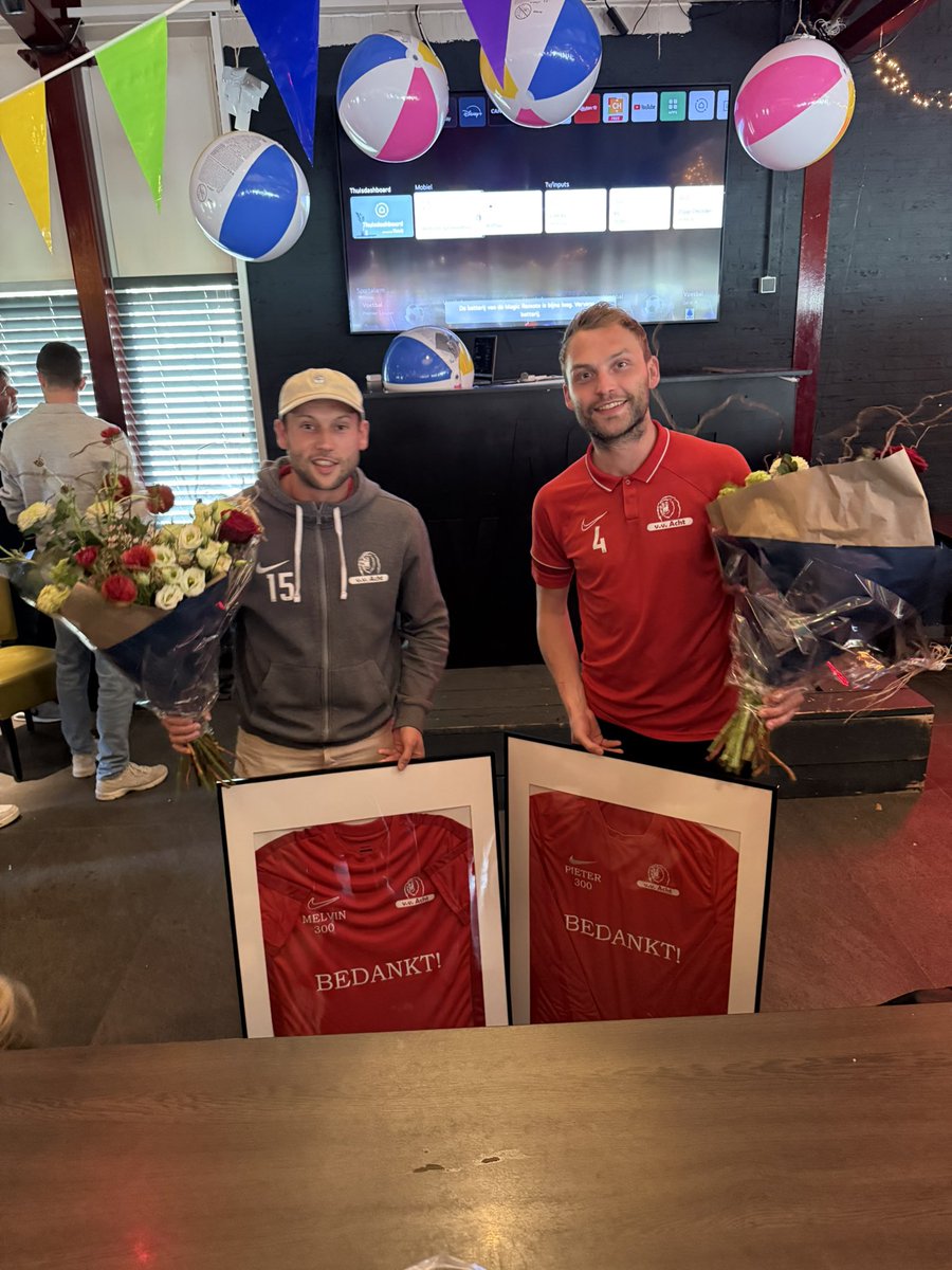 Vandaag hebben wij Pieter van Kemenade en Melvin van der Groen na een verdiende 4-2 overwinning op Dommelen gehuldigd, beide zijn meer dan 300 wedstrijden uitgekomen voor vv Acht 1, mannen bedankt voor jullie tomeloze inzet. ⚽️🏆💪🍻