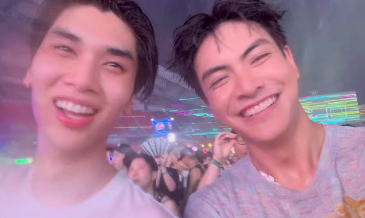 firstkhaotty's tweet photo. OH GUYS…. ARE THEY…….? https://t.co/LaEH7iZNoR