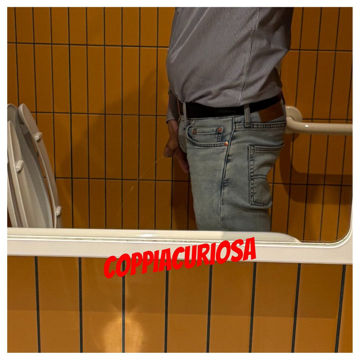 Pisciatina con specchio a disposizione