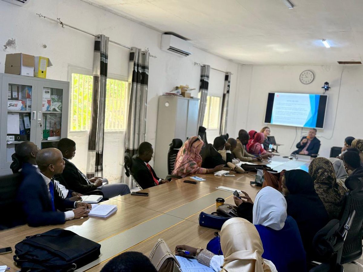 BE <a href="/CemKahyaoglu1/">Cem Kahyaoğlu</a> ile BE <a href="/NiluferEK/">Nilufer Erdem Kaygisiz</a> diplomasi eğitimi çerçevesinde bulundukları Komorlar Birliğinde 🇰🇲 Dışişleri Bakanı Mohammed Mbae’ye nezaket ziyaretinde bulunmuşlar, akabinde 🇰🇲 Dışişleri Bakanlığı diplomatlarıyla birlikte mesleki eğitim çerçevesinde bir araya gelmişlerdir.