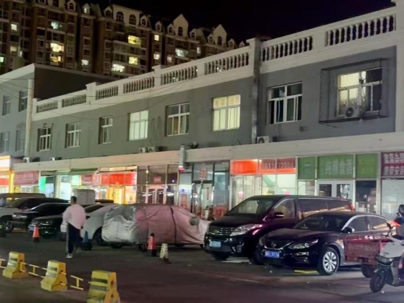 weifeng95's tweet photo. 行政机关有权限定商铺招牌颜色吗？

《三河市城市规划建设管理导则》（以下简称《导则》）。除可选用的颜色外，《导则》还列出了“广告牌匾设计负面清单”——除国际国内连锁品牌，不允许用红蓝底色或字样。其附加说明显示：除明确禁止内容外，均为指导性意见。
制作招牌的火了🔥 https://t.co/9Qrk9D90Kh