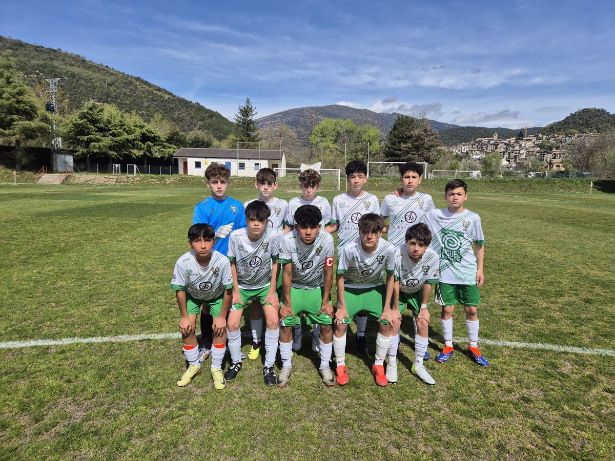 Sobrarbe 2 - 0 Primera infantil A
Resultado engañoso con un equipo que solo han jugado pelotazo todo rato en el campo complicado.
Primera parte hemos dominado todo el rato pero no tiramos puerta y segunda parte tambien pero han metido 2 goles por nuestro errores. 🤍💚
